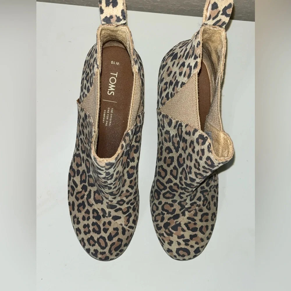 TOMS Women's Kelsey Leopard Round Toe Wedge Fashion Boot